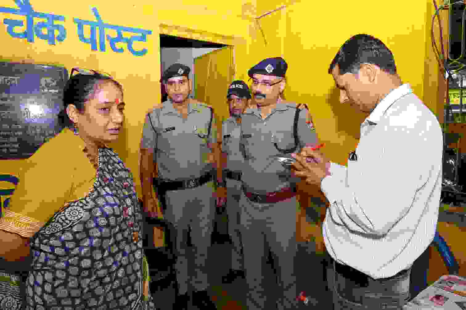 विधानसभा अध्यक्ष ने किया पुलिस चौकी का निरीक्षण